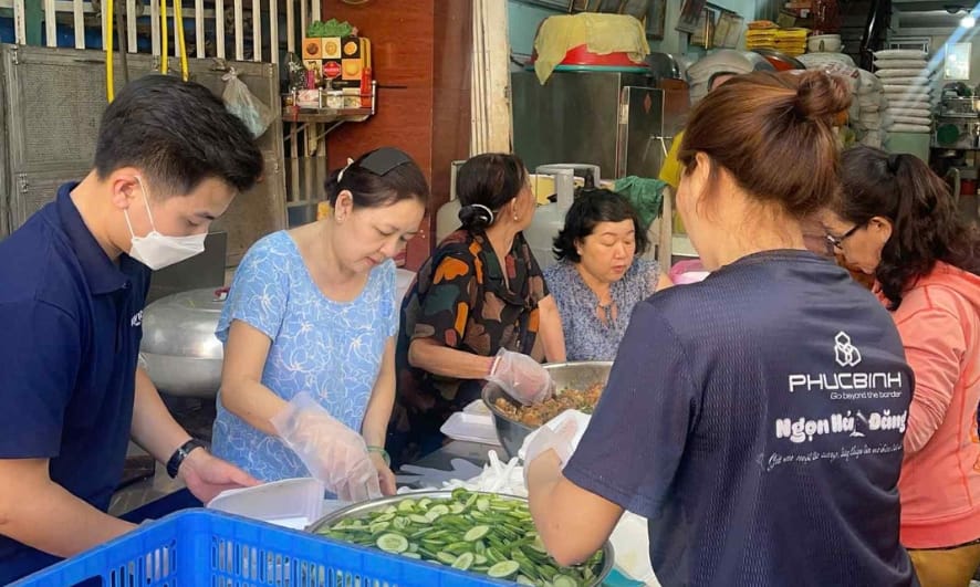 Các thành viên Ngọn Hải Đăng cùng Bếp từ thiện Chơn Tâm chuẩn bị các suất cơm, cháo