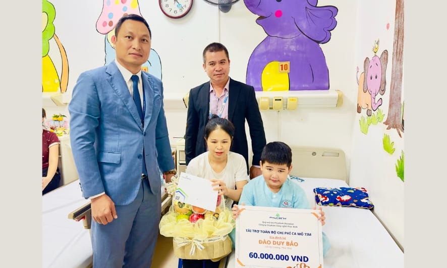 Đại diện Quỹ Phucbinh Donation đến thăm bé Đào Duy Bảo (Hồ sơ tài trợ số 30)