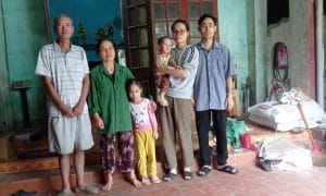 Gia đình bé có hoàn cảnh khó khăn