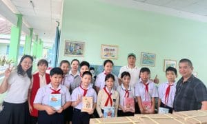 Mong rằng những quyển vở, cây bút hôm nay sẽ giúp các em viết tiếp con đường tri thức mai sau