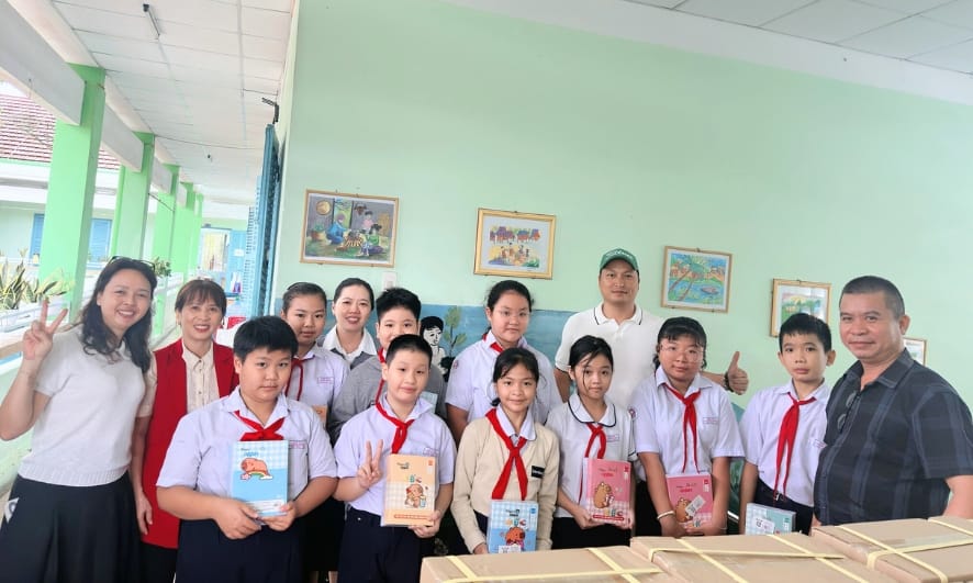 Mong rằng những quyển vở, cây bút hôm nay sẽ giúp các em viết tiếp con đường tri thức mai sau