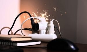 Hướng dẫn xử lý khi bị chập điện – Giảm thiểu tối đa rủi ro cháy nổ 4 Chập điện là một trong những nguyên nhân phổ biến gây cháy nổ