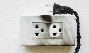 Hướng dẫn xử lý khi bị chập điện – Giảm thiểu tối đa rủi ro cháy nổ 5 Dấu hiệu nhận biết chập điện thường gặp là ổ điện nóng bất thường, xuất hiện mùi khét