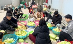 Trạm yêu thương số 17: Từ bàn tay nhỏ, nắm lấy cả bầu trời 1 Các tình nguyện viên dự án Ngọn Hải Đăng cùng chuẩn bị đồ ăn