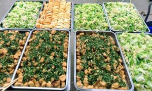 Trạm yêu thương số 17: Từ bàn tay nhỏ, nắm lấy cả bầu trời 3 Những món ăn, suất cơm ấm nóng tại Trạm yêu thương số 17