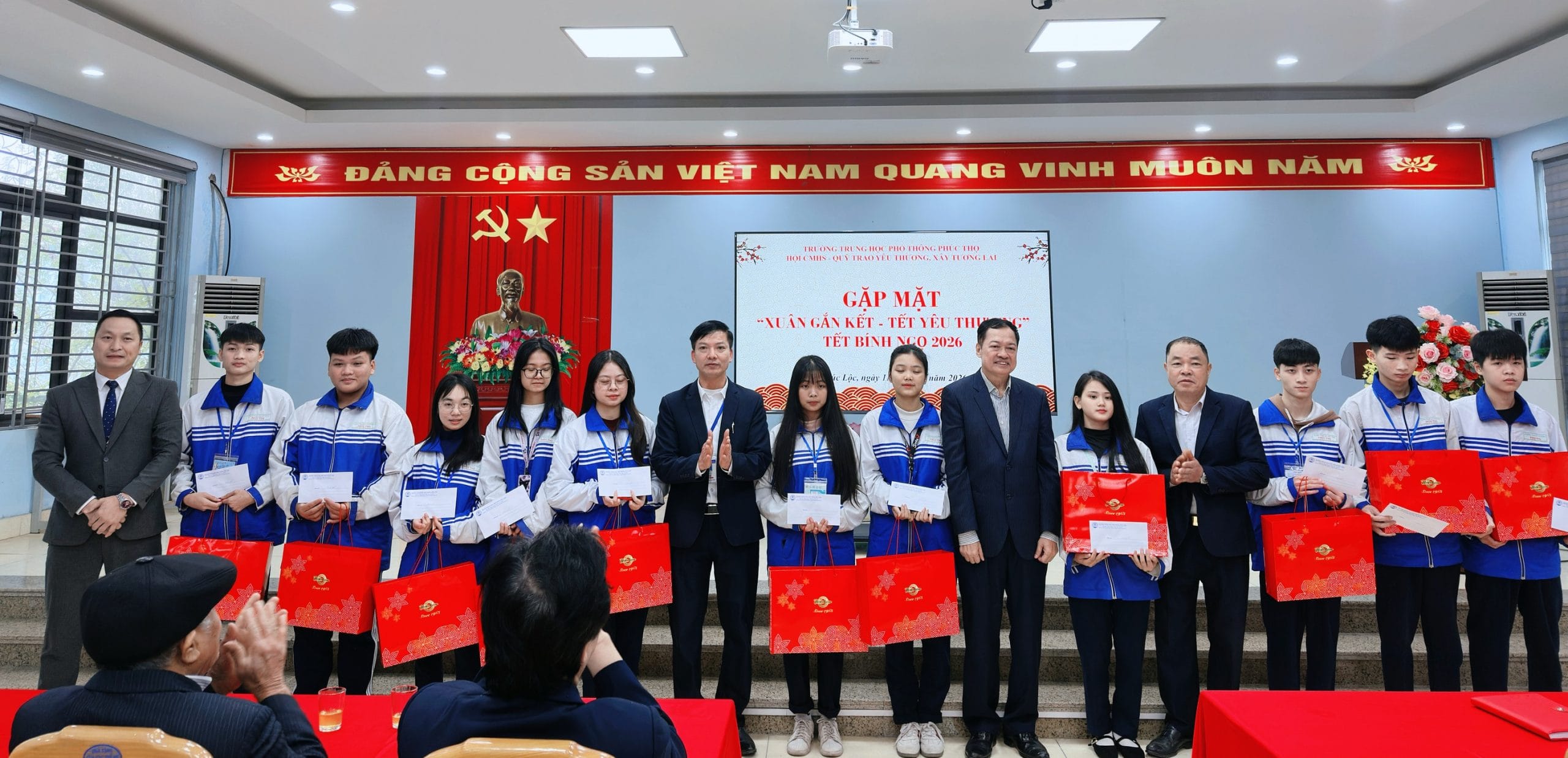 Chủ tịch Phucbinh Group đại diện Quỹ Phucbinh Donation trao quà cho các em học sinh có hoàn cảnh khó khăn