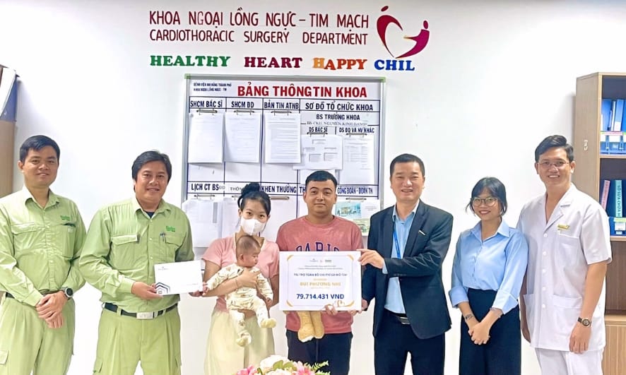 Đại diện Phucbinh Group và Kinden Việt Nam - chi nhánh TP. HCM đến thăm bé Phương Nhi