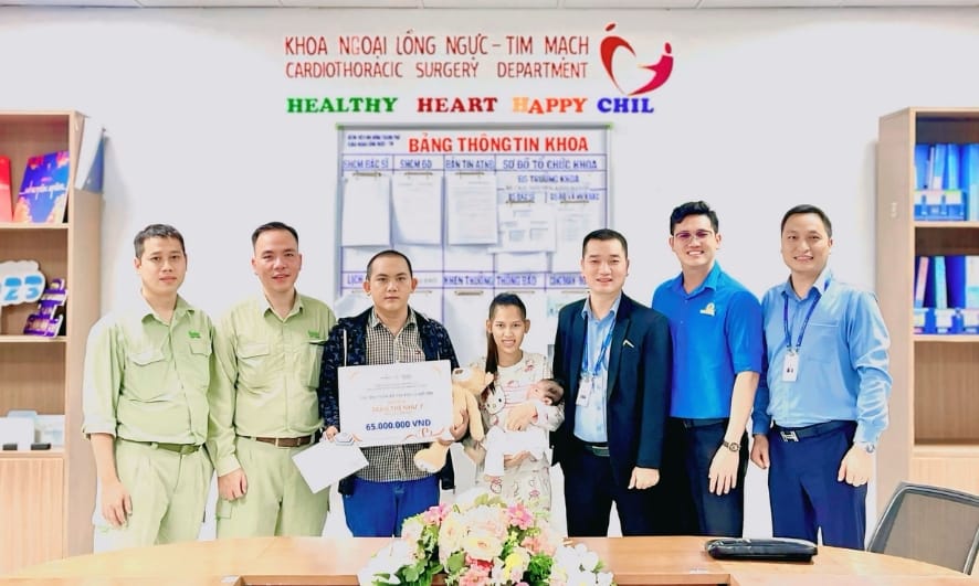 Đại diện Phucbinh Donation và Kinden Việt Nam đến thăm hỏi, động viên gia đình trong ngày bé Như Ý ra viện