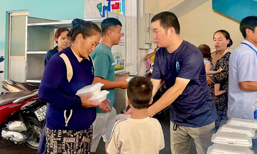 Các thành viên Ngọn Hải Đăng phát cơm từ thiện tại Bệnh viện Nhi đồng 1 - TP. HCM