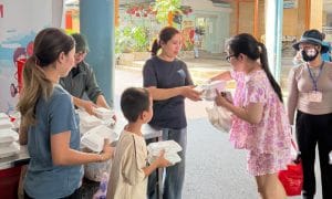 Những suất cơm ấm nóng được trao gửi tận tay các bệnh nhân nhí và người nhà
