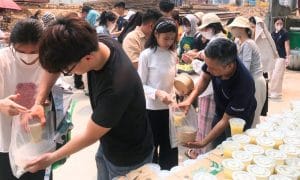 Trạm yêu thương số 19: Những giọt mồ hôi ngày hè… 3 Trao gửi những suất cơm, canh