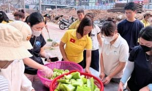 Trạm yêu thương số 19: Những giọt mồ hôi ngày hè… 1 Tình nguyện viên dự án Ngọn Hải Đăng cùng Bếp Sen vàng chuẩn bị thực phẩm