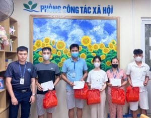 Phucbinh Group FC tham gia Giải bóng đá thiện nguyện Cúp Sen Vàng lần thứ 7 6 Đại diện Quỹ Phucbinh Donation đến trao quà tặng