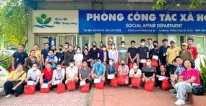 Phucbinh Group FC tham gia Giải bóng đá thiện nguyện Cúp Sen Vàng lần thứ 7 4 Đại diện Phucbinh Donation cùng các Hội thiện nguyện (đơn vị than gia giải bóng đá) đến trao quà cho các bé và gia đình tại Bệnh viện Nhi Trung ương