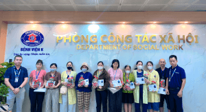 Phucbinh Group tiếp lửa yêu nước thông qua chương trình Tổ Quốc trong tim 5 Đại diện Phucbinh Group và Quỹ Phucbinh Donation trao quà tới các bệnh nhân nhi và gia đình tại Khoa Nhi - Bệnh viện K