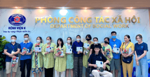 Phucbinh Group tiếp lửa yêu nước thông qua chương trình Tổ Quốc trong tim 6 Đại diện Phucbinh Group và Quỹ Phucbinh Donation trao quà tới các bệnh nhân nhi và gia đình tại Khoa Nhi - Bệnh viện K