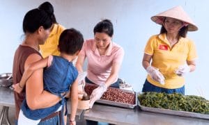 Trạm yêu thương số 20 được thực hiện tại Bệnh viện Nhi trung ương những ngày giữa tháng 5 nắng nóng