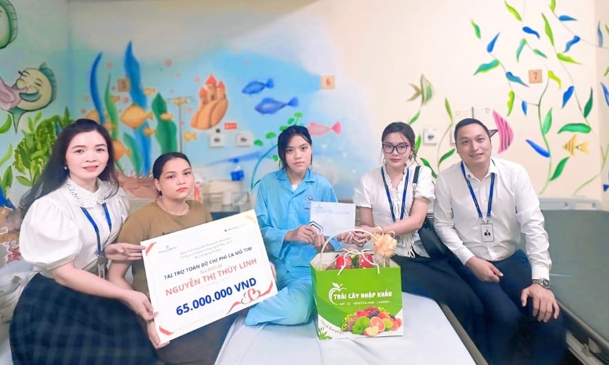 Đại diện quỹ Phucbinh Donation đến thăm em và gia đình ngày xuất viện